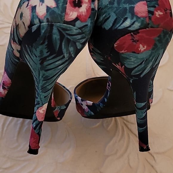 Dolce By Mojo Moxy Tropical Print Heels - Picture 10 of 13